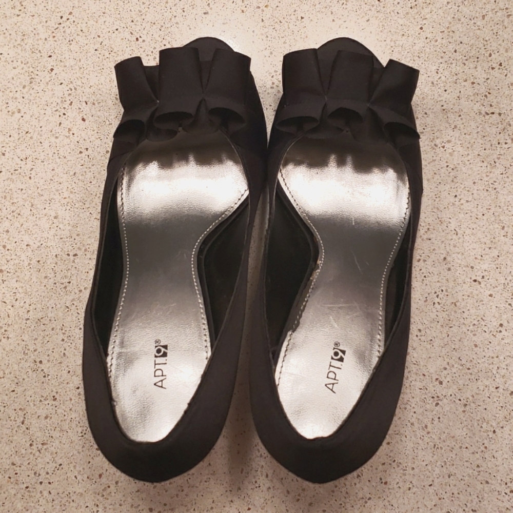 🌺🌻🍁❄5/$24 Black Faux Satin Apt 9 pumps, size 6